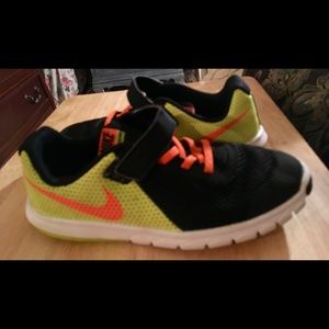 NIKE BOYS SIZE 3